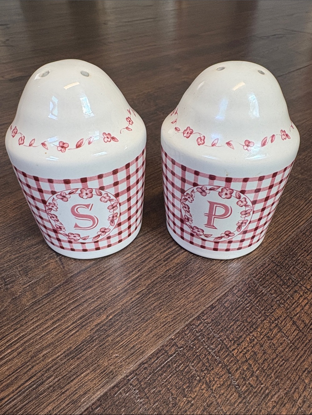 Pfaltzgraff Delicious Ceramic Red Gingham Salt & Pepper Shaker Set